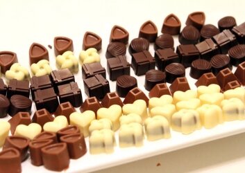 מגש שוקולד לבן ושוקולד שחור