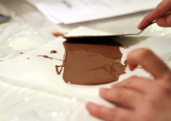 מריחת שוקולד על נייר אפייה
