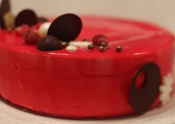 עוגה אדומה בסדנת אפייה מורחבת