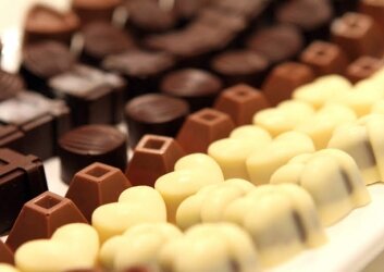 שוקולד לבן ושוקולד שחור